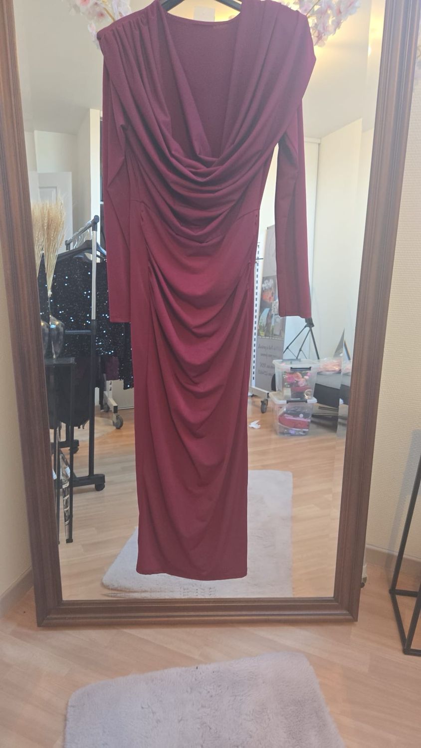 Robe longue rouge (fente aux jambes derrière)