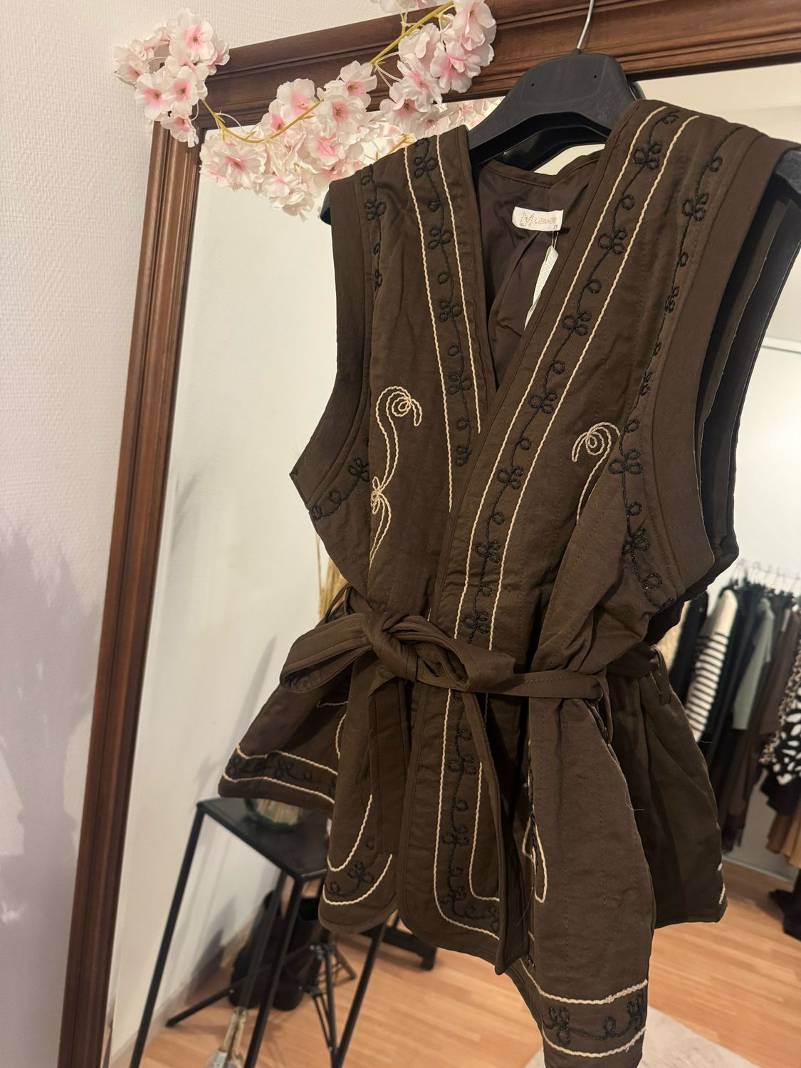 Gilet matelassé avec ceinture et broderie