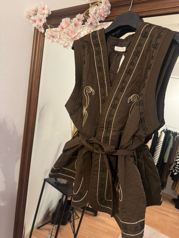 Gilet matelassé avec ceinture et broderie