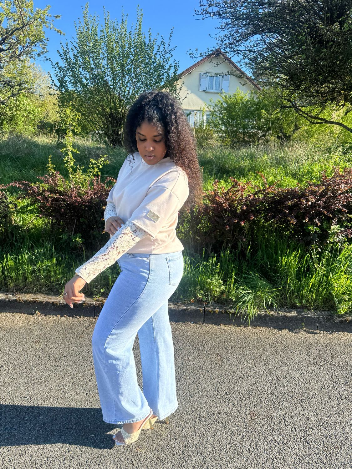 Tee shirt avec manches dentelles