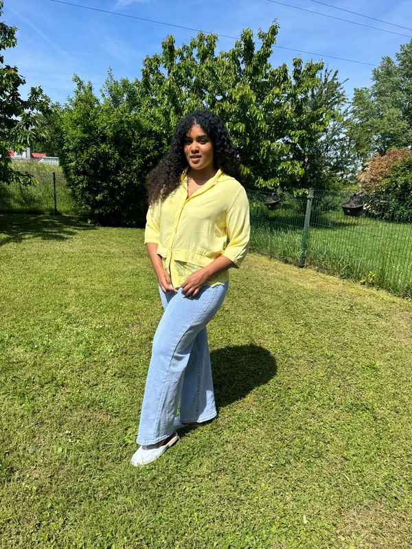Chemise jaune avec dentelle