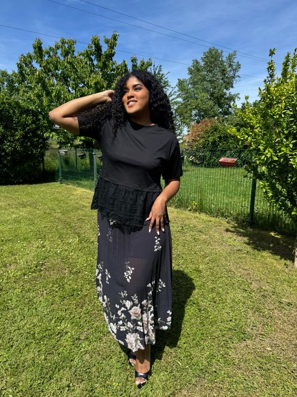 Top noir dentelle avec collier