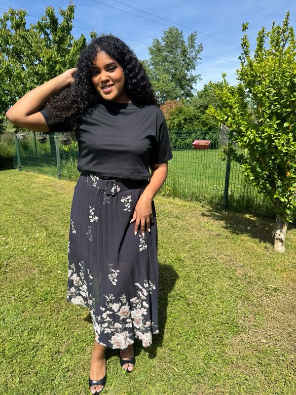 Jupe plissée fleurie noire
