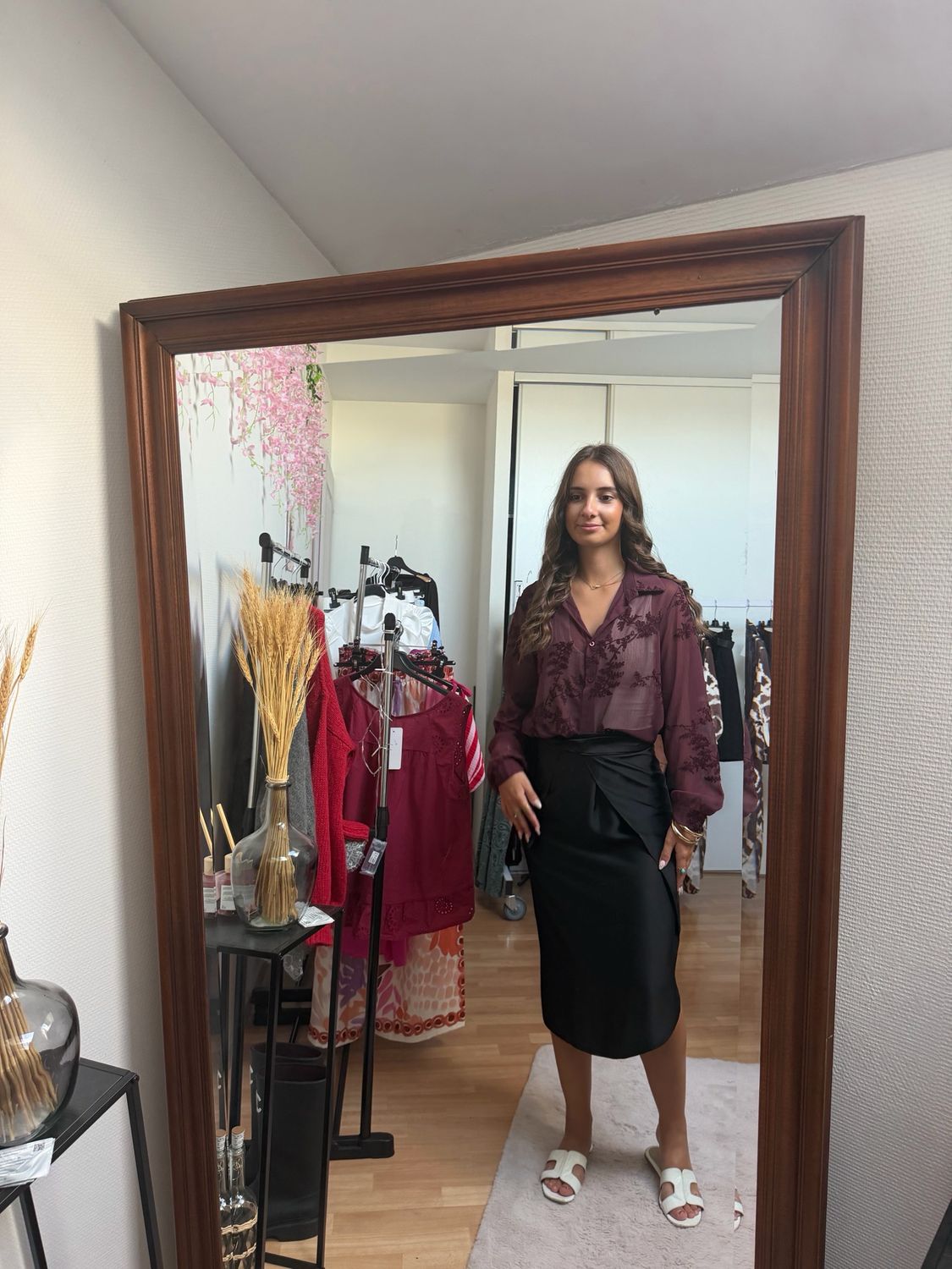 Chemise bordeaux à broderie transparente