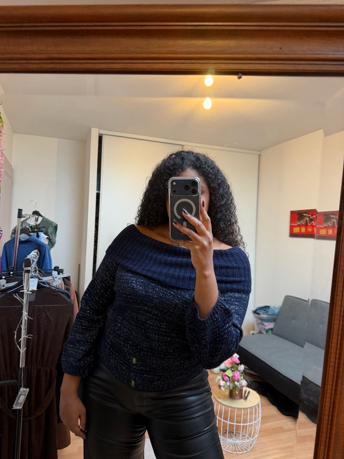 Pull pailleté marine à épaules dénudées
