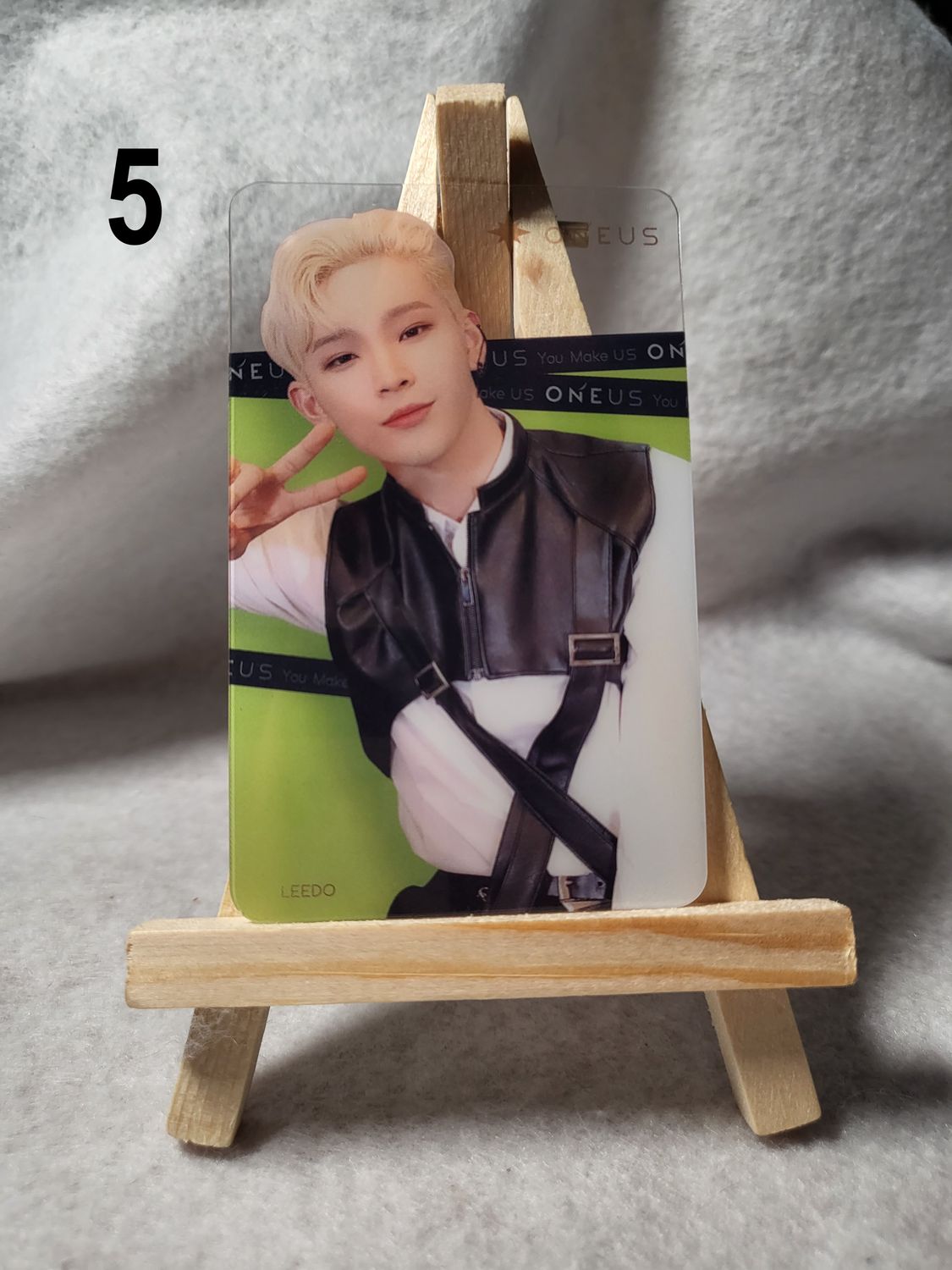 Photocards transparentes ONEUS – Laissez briller votre passion pour le K-Pop !