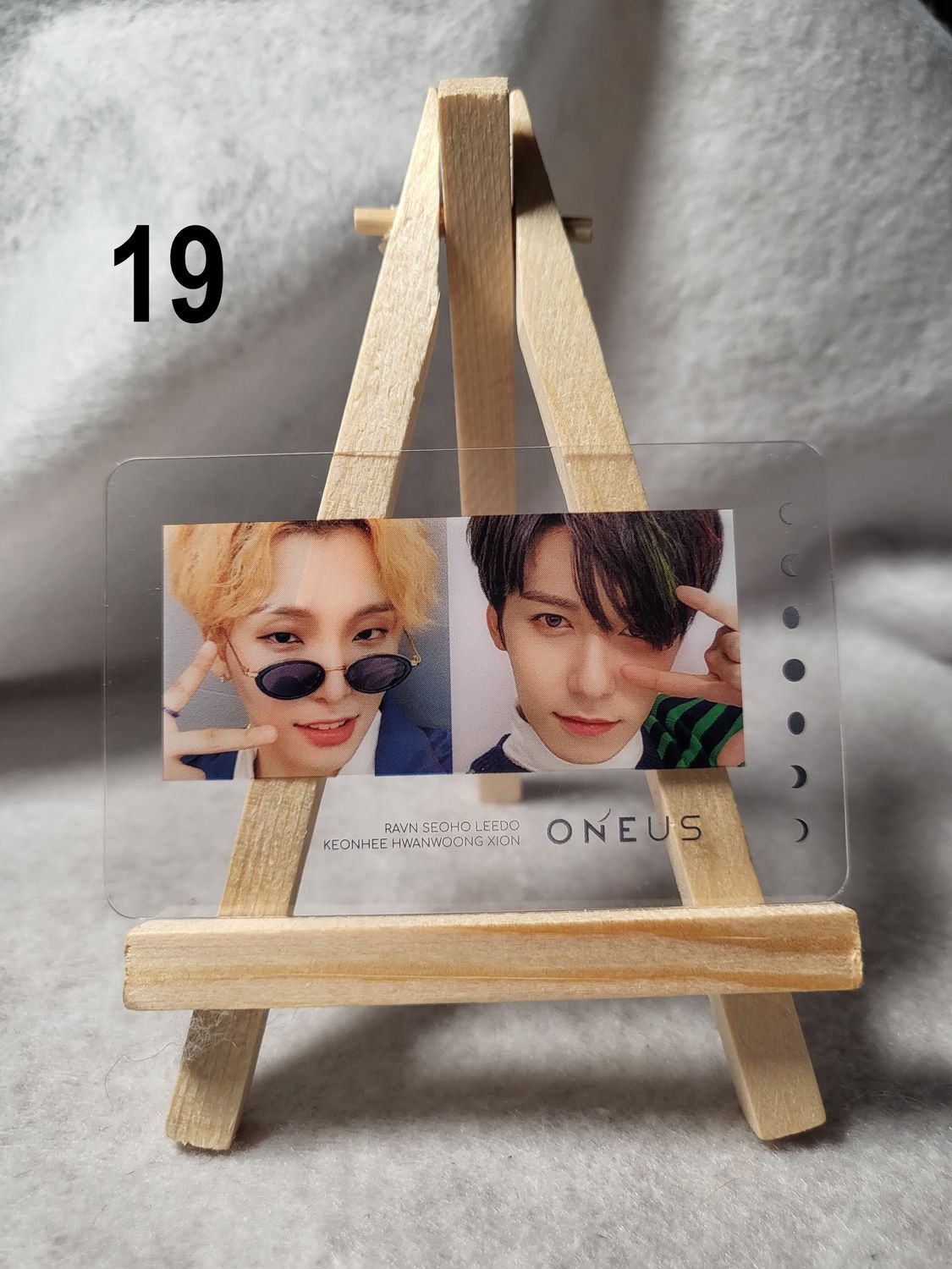Photocards transparentes ONEUS – Laissez briller votre passion pour le K-Pop !