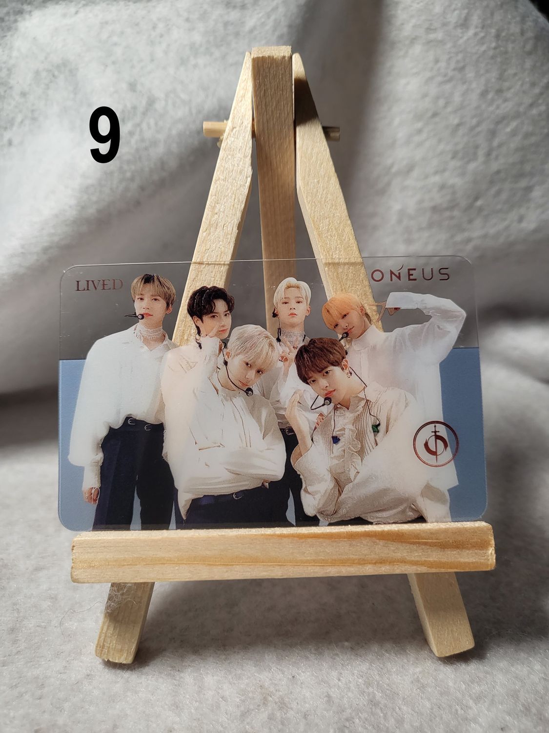 Photocards transparentes ONEUS – Laissez briller votre passion pour le K-Pop !