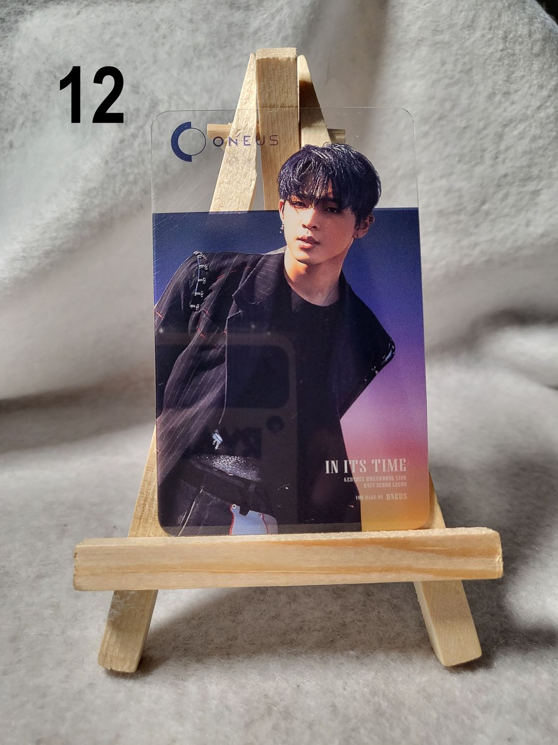 Photocards transparentes ONEUS – Laissez briller votre passion pour le K-Pop !