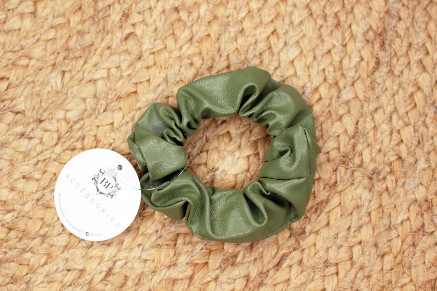 Keinonahka scrunchie
