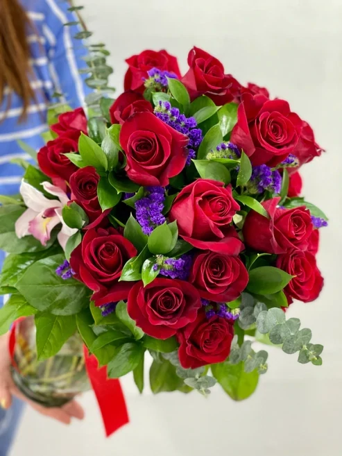 25 classic red roses