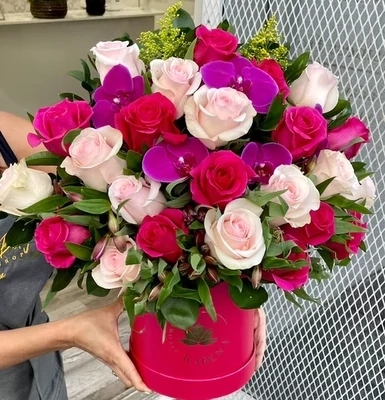 Sweet love box of fresh roses