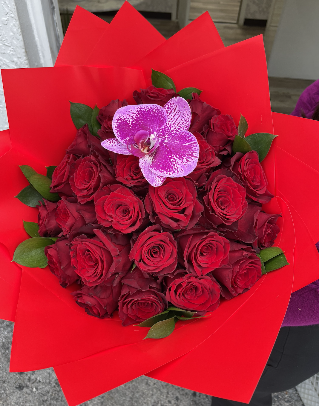 25 Roses Hand-Bouquet Red