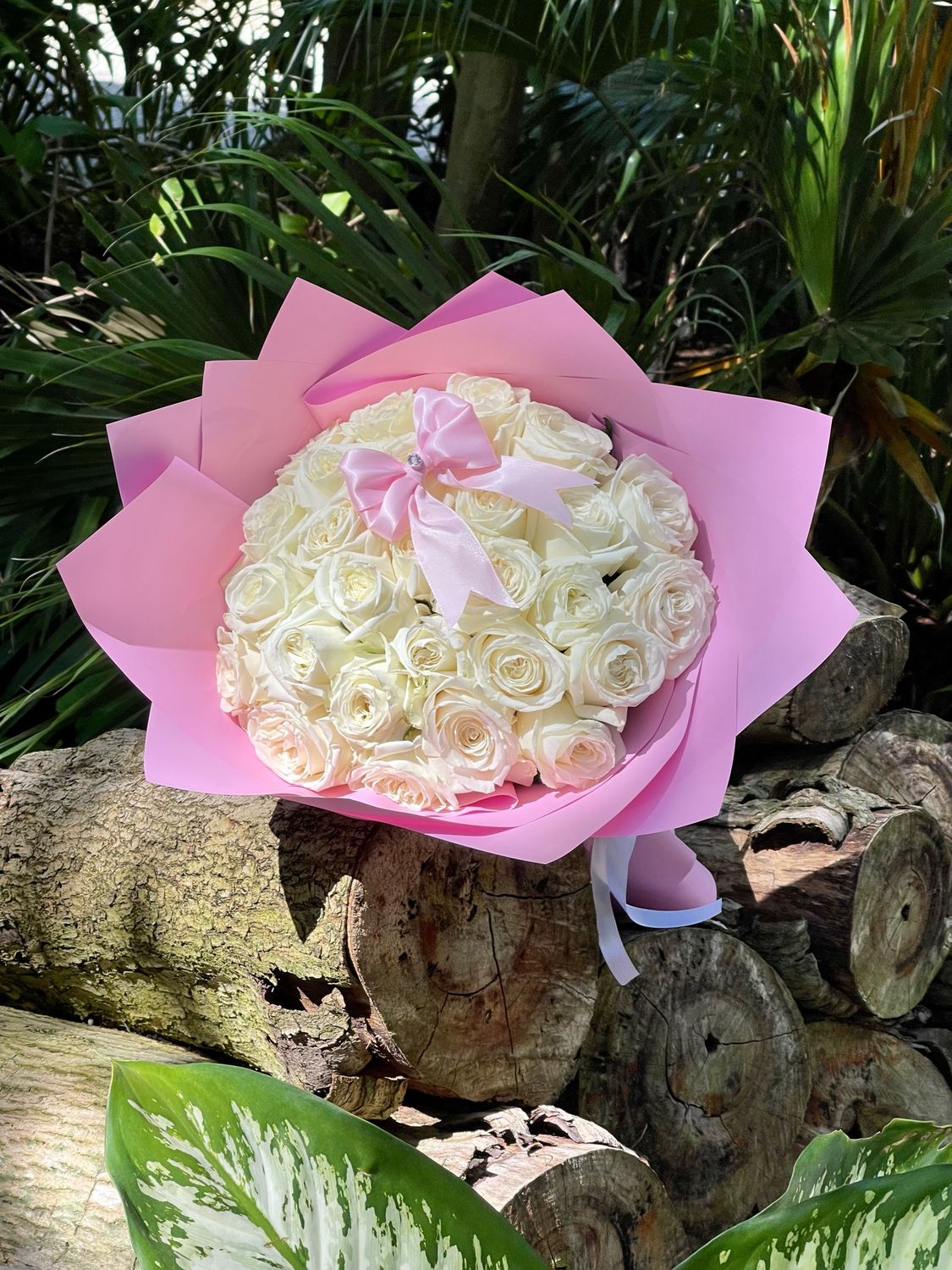 25 Roses Hand-Bouquet White
