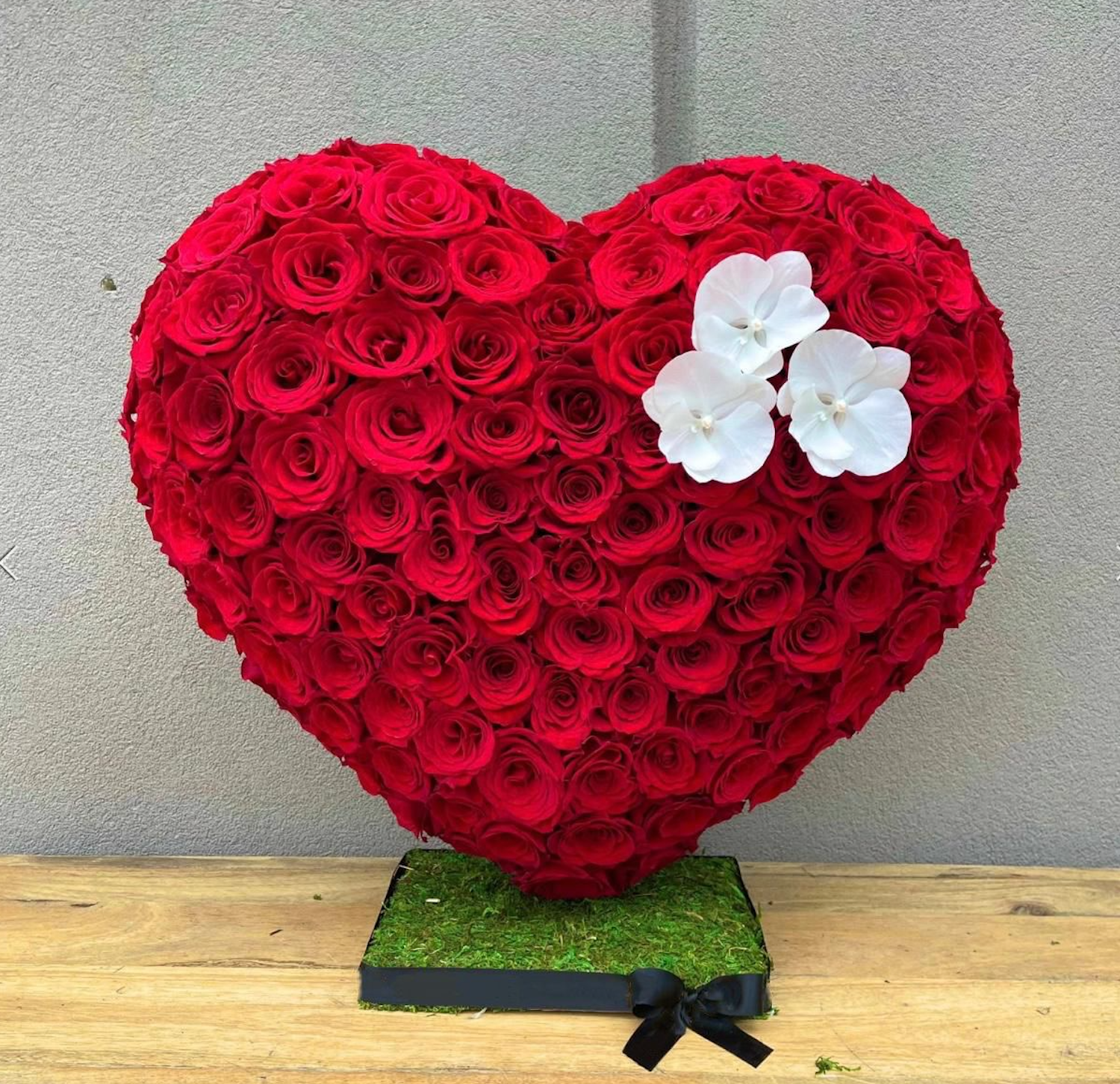 Luxury Heart-Shaped Floral Sculpture – A Grand Statement of Love