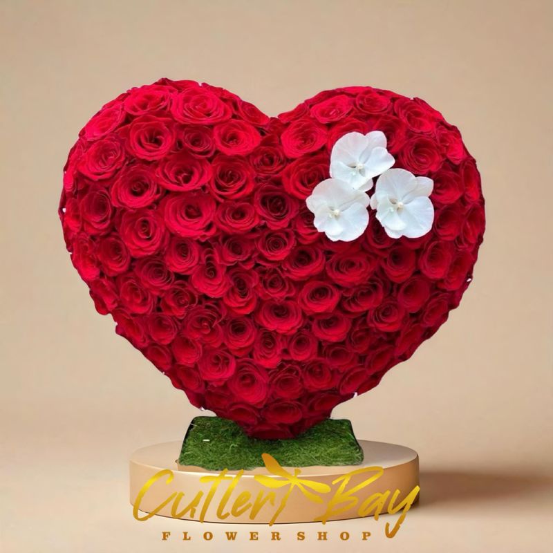 Luxury Heart-Shaped Floral Sculpture – A Grand Statement of Love