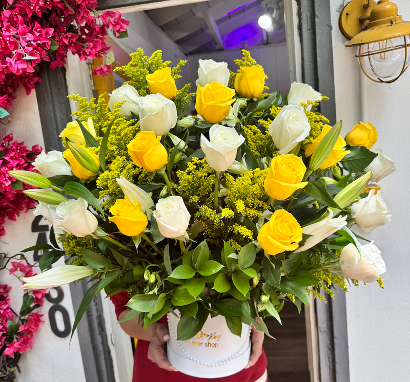 Vibrant 24 fresh Roses box deluxe