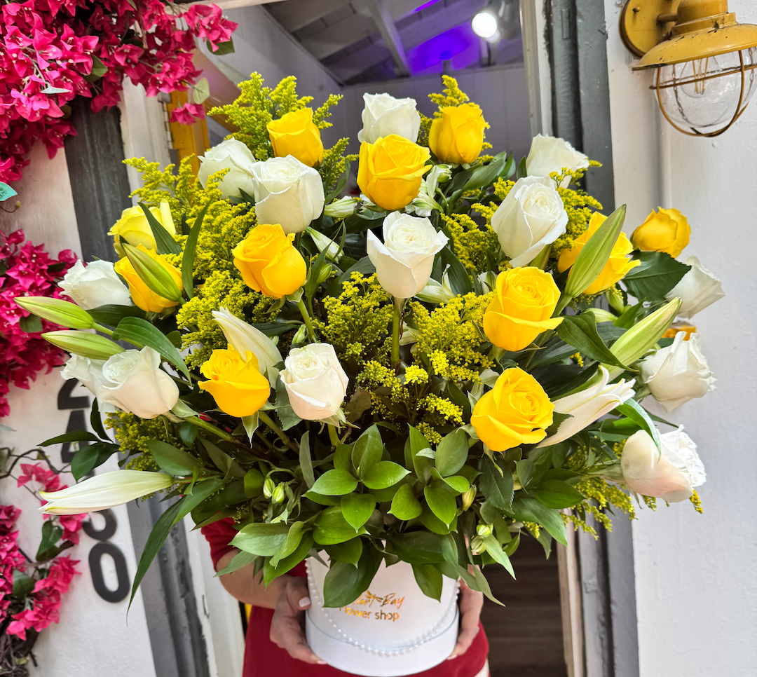 Vibrant 24 fresh Roses box deluxe