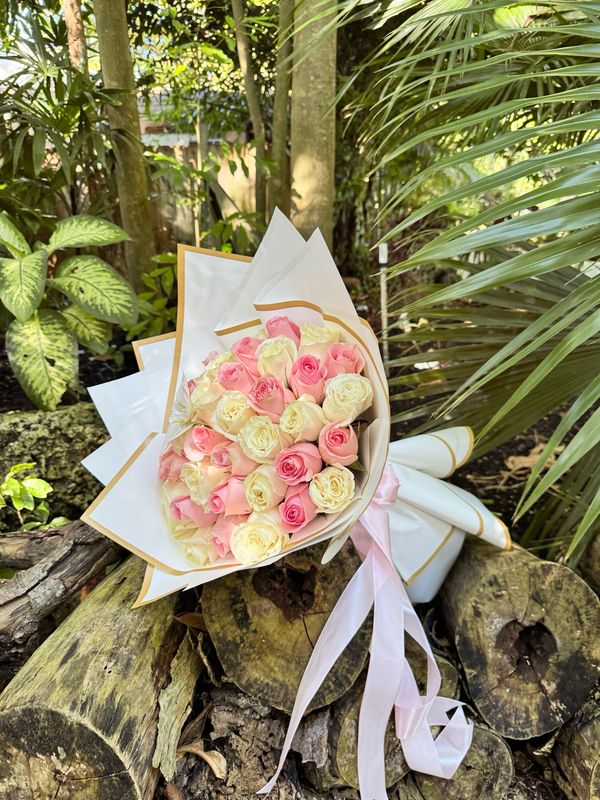36 Roses Pink & White Hand-Bouquet 36 Roses Pink & White Hand-Bouquet