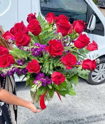 25 classic red roses