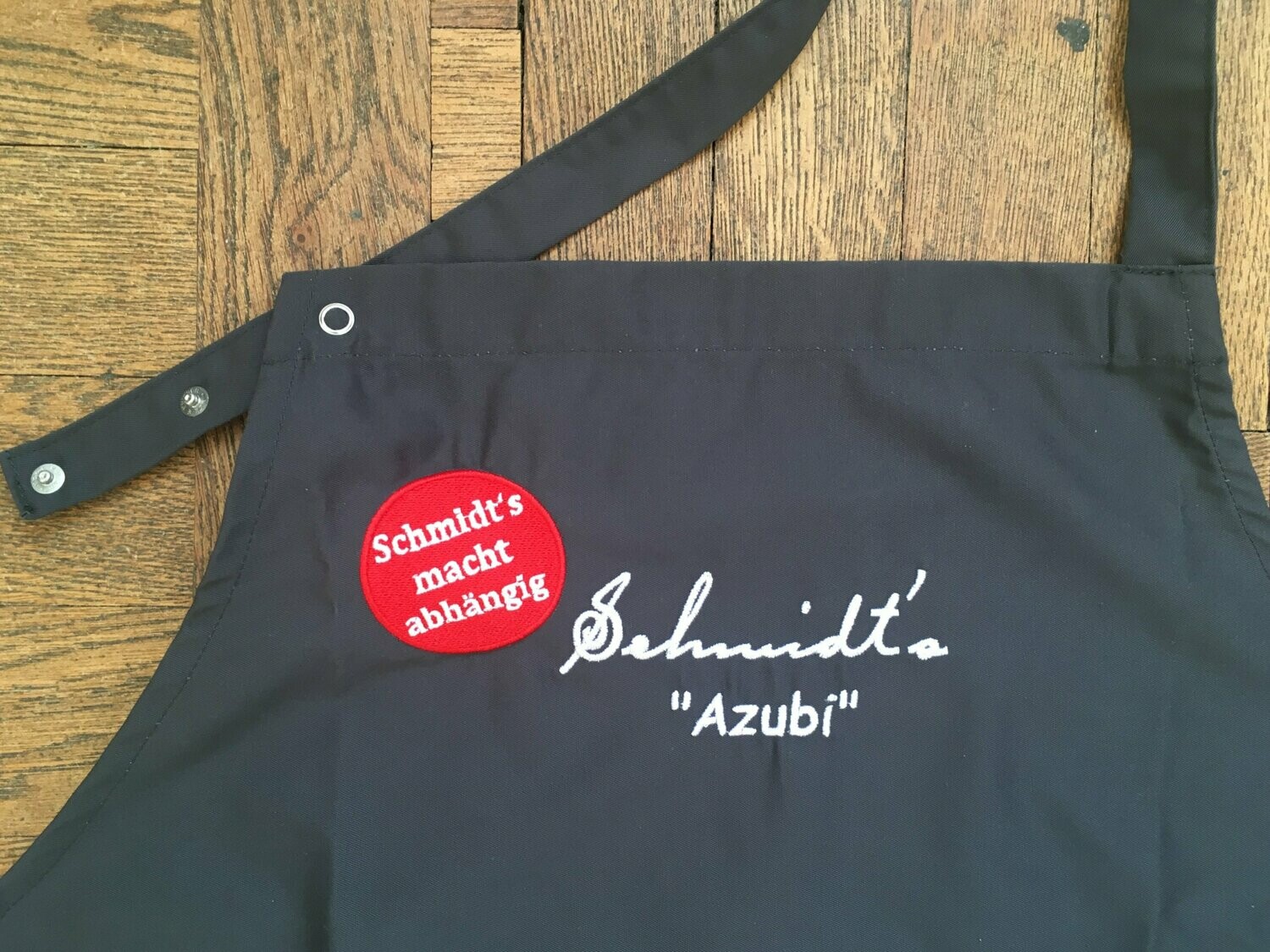 Hochwertige Schürze mit Stick "Schmidt's Azubi" (Versand oder tägliche Abholung) Hochwertige Schürze mit Stick "Schmidt's Azubi" (Versand oder tägliche Abholung)