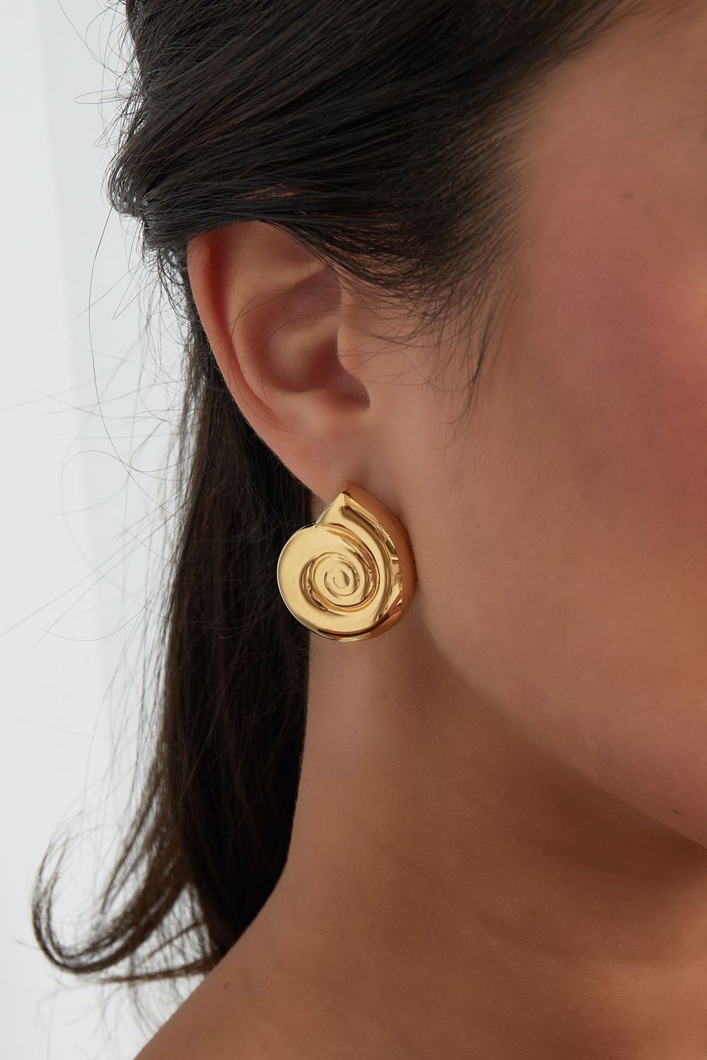 SWIRLY SHELL OORBELLEN - ZILER / GOUD