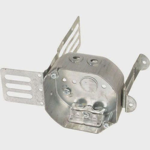 STEEL STUD OCTAGON BOX 4&#39;&#39;X 4&#39;&#39;X 1-1/2&#39;&#39;, 15 CU. IN W/ CLAMP