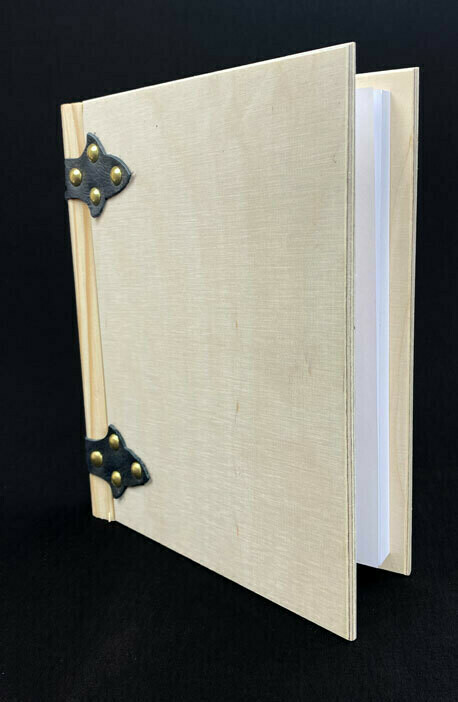 Puukantinen vieraskirja - kotimaista käsityötä