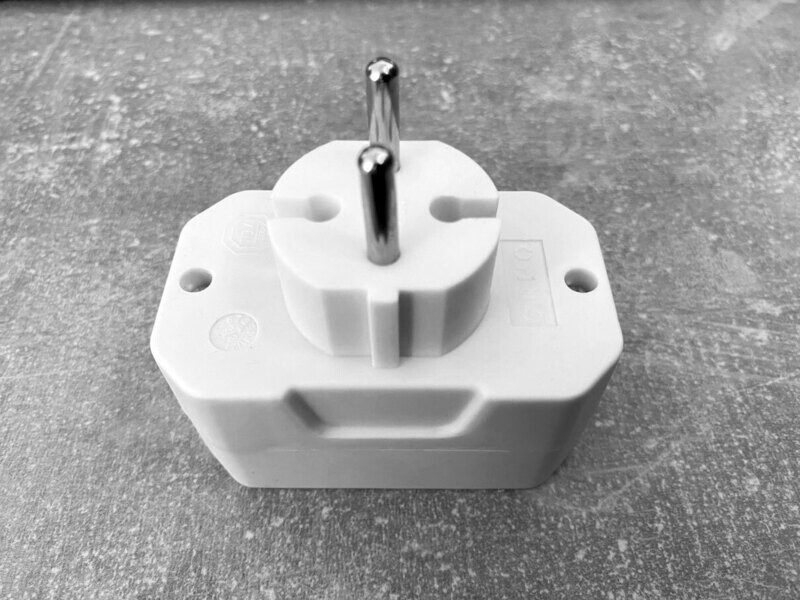 Pistorasiajakaja 2xlitteä europlug + 1xschuko pistoke - valkoinen