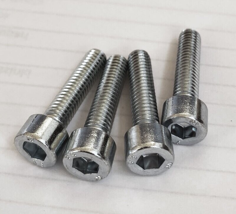 Kuusiokoloruuvi M4x10 - 1000kpl