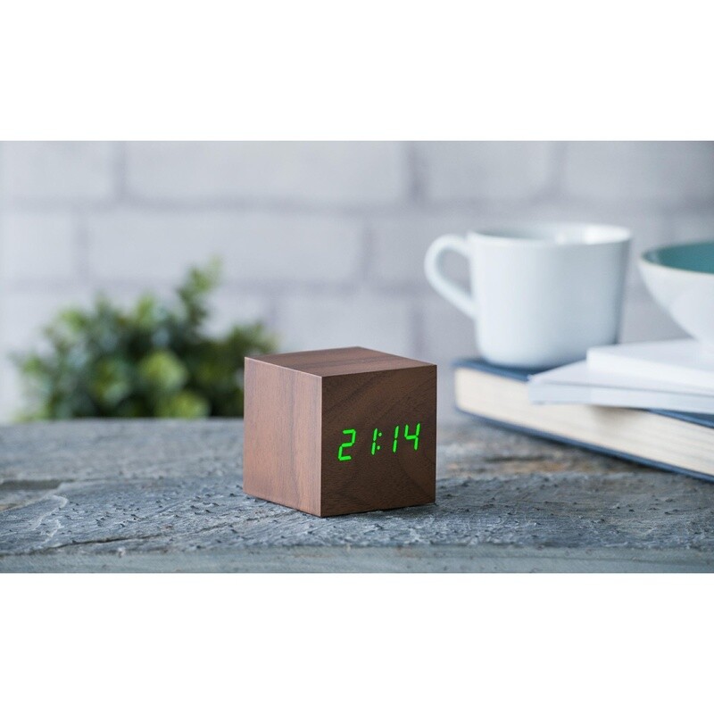 Gingko Cube Click -kello, pähkinä + vihreä led Gingko Cube Click -kello, pähkinä + vihreä led