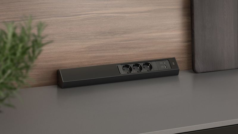 CASIA 2 -pistorasia USB porteilla - mattamusta - Bachmann