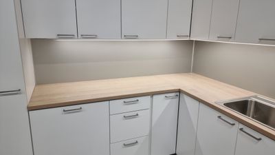 Alucobest - Shampanjahopea/harmaa - 500 x 1525 x 4mm välitilalevy