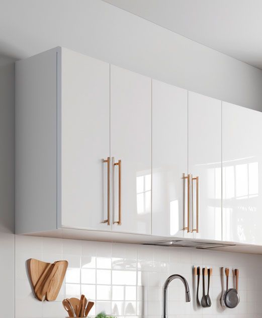 Kiiltävän valkoinen kalusteovi