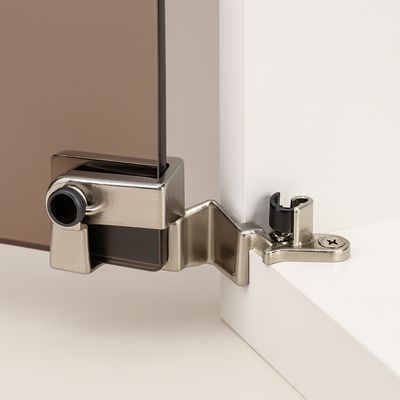 Lasioven saranat kiinni kaapissa