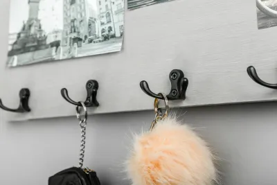 Pieni musta vaatekoukku