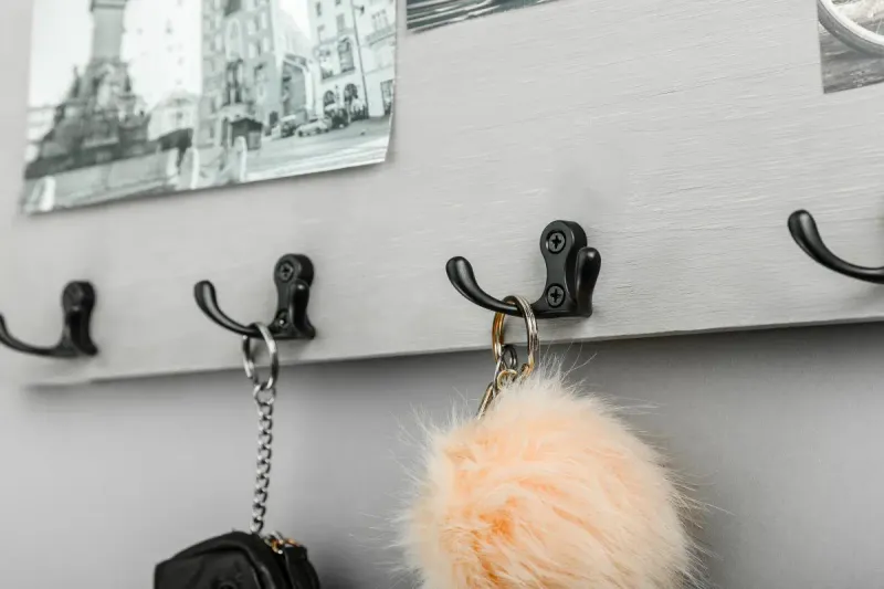 Pieni musta vaatekoukku