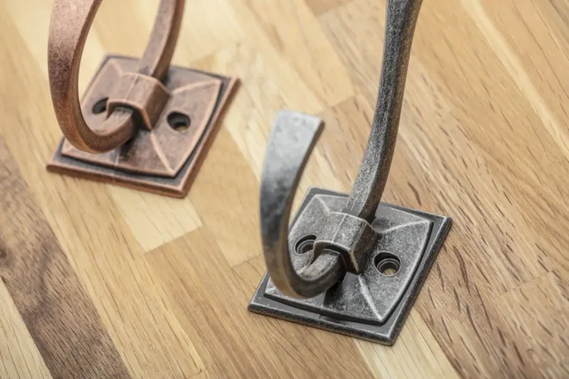 Vaatekoukku - kaksi eri väriä