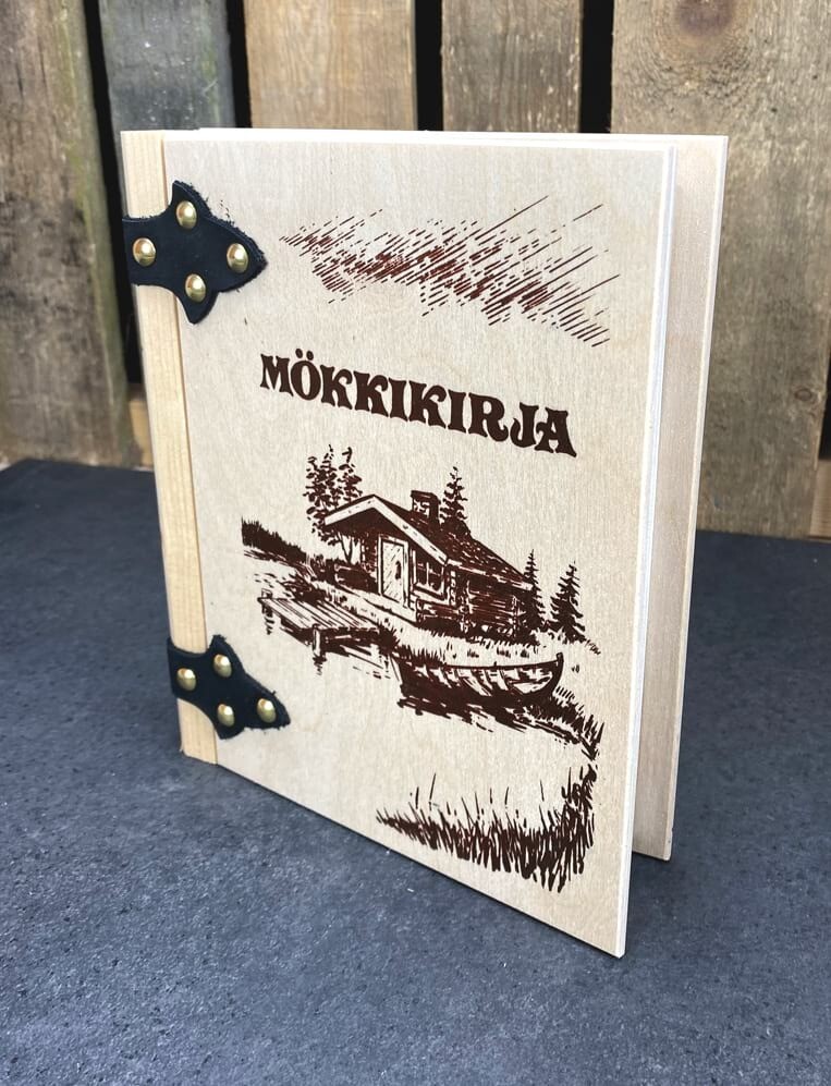 Mökkikirja kansitekstillä - puukannet - kotimaista käsityötä
