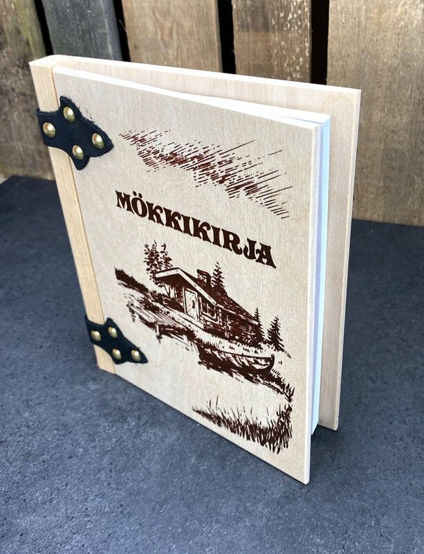 Mökkikirja kansitekstillä - puukannet - kotimaista käsityötä