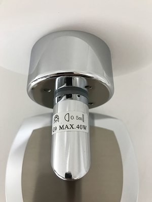 Seinävalaisin opaalilasilla ja katkaisijalla