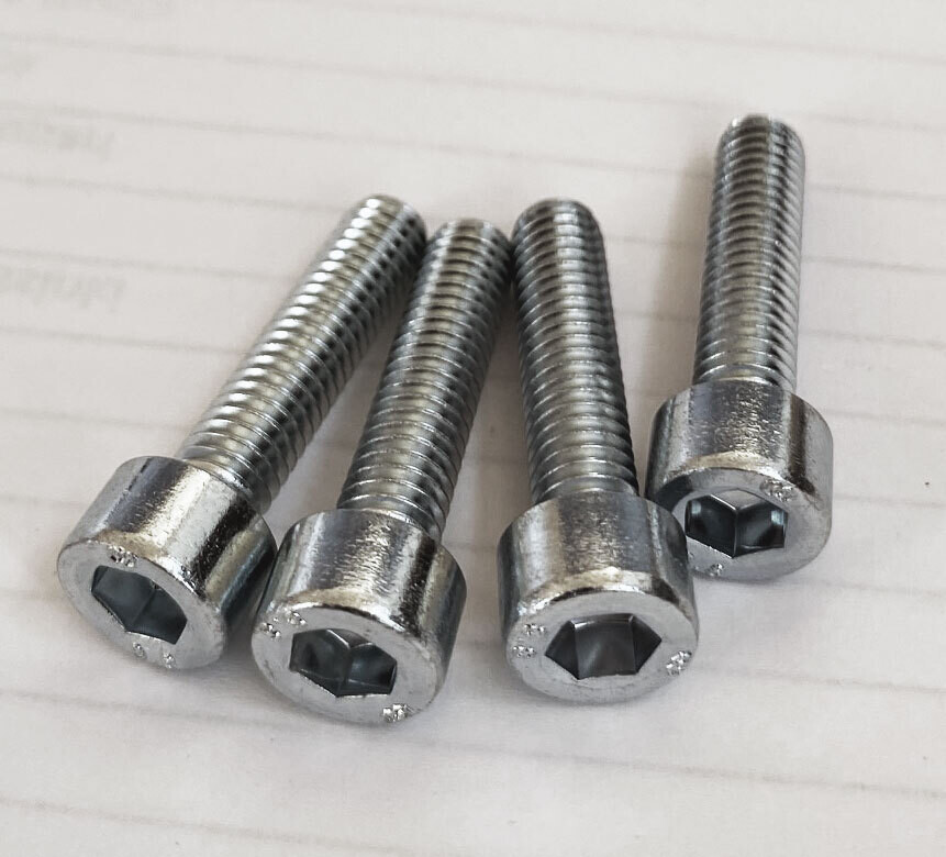 Kuusiokoloruuvi M4x10 - 1000kpl