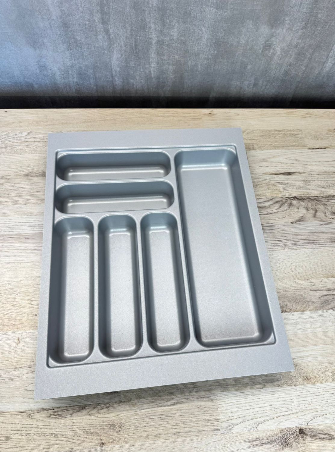 Harmaa ruokailuvälinelokerikko S 47-51cm L 41cm