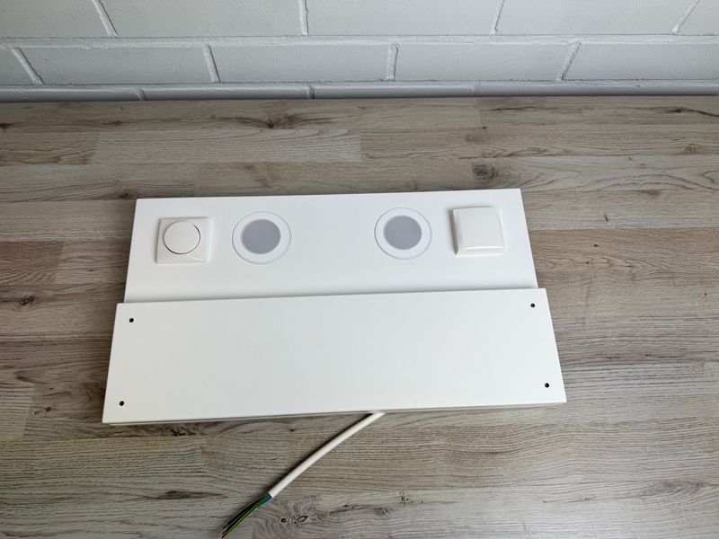 LUNA 500 LED-valaisinlippa pistorasialla ja kytkimellä – valkoinen