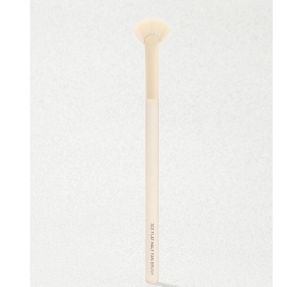 3CE Flat Half Fan Brush
