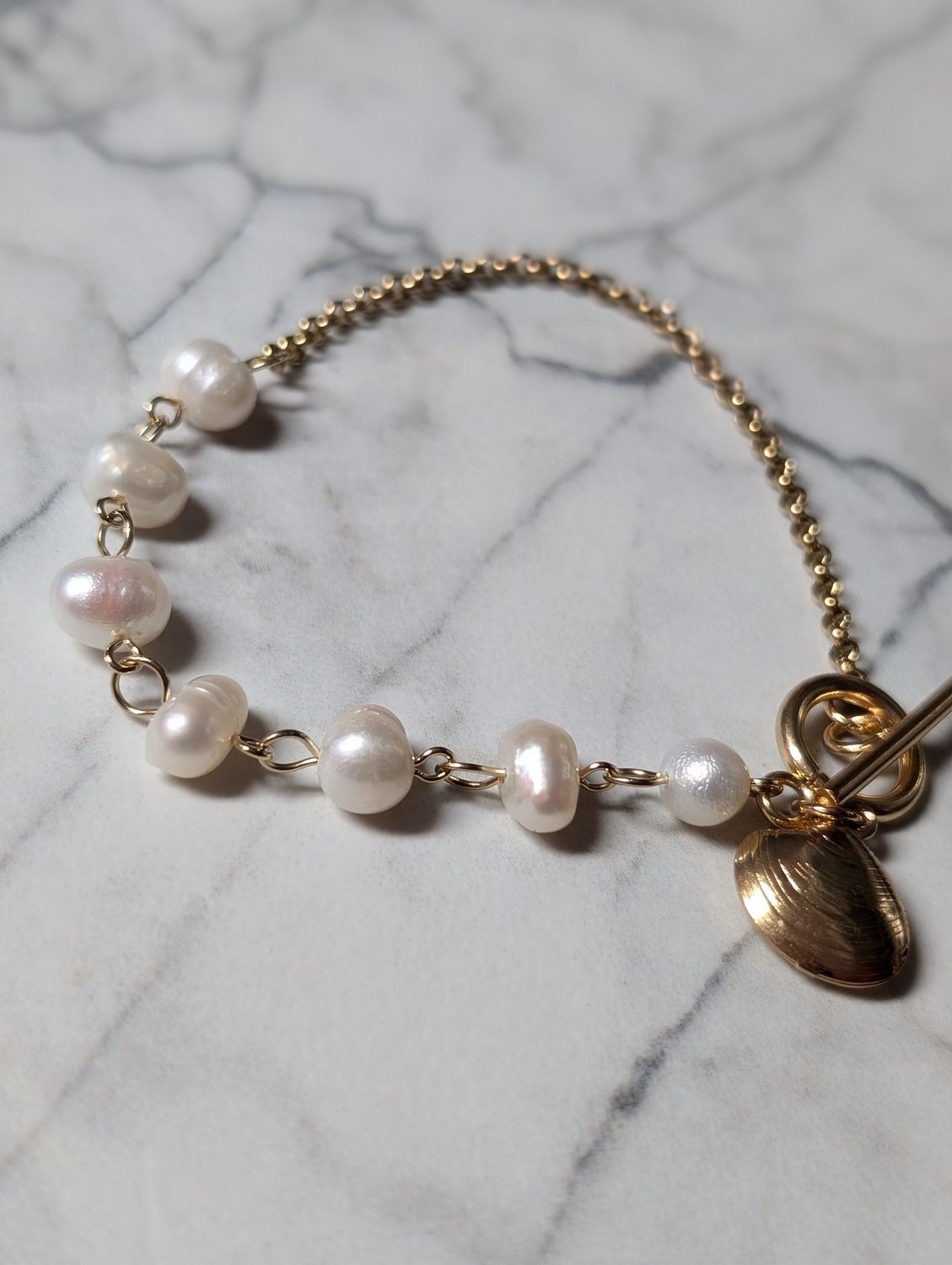 Bijoux de le mer avec perles de culture et un petit coquillage en acier inoxydable 