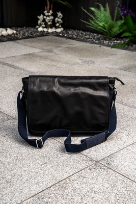 SLOANE MESSENGER BAG 21038 BLACK/NAVY
