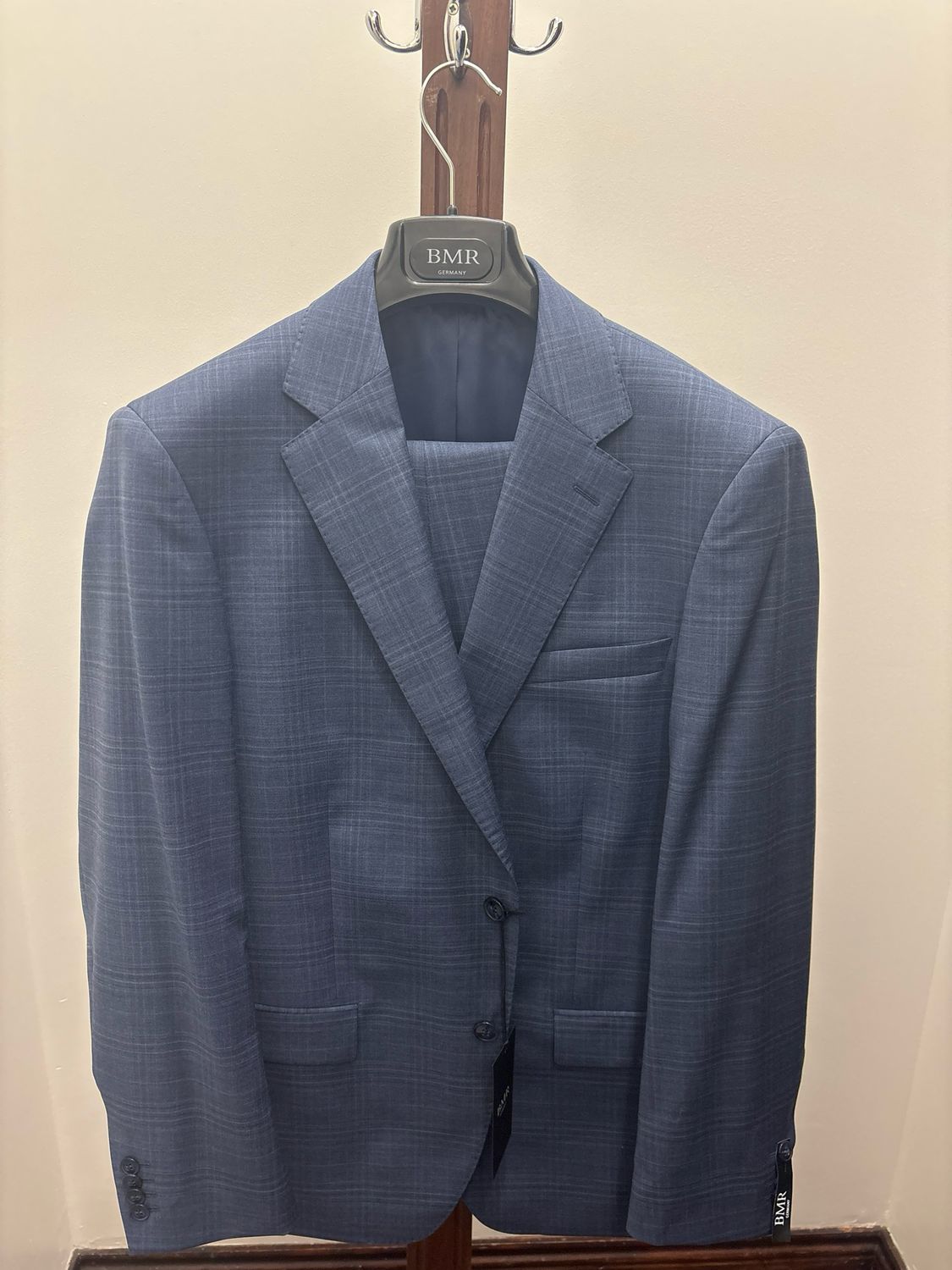 705102 2 A 02.105 BMR SUIT