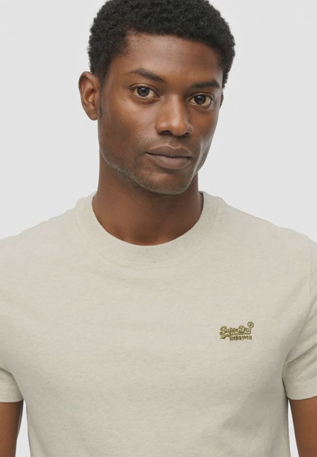 SUPERDRY ESSENTIAL LOGO EMB TEE  SURPLUS NEUTRAL BEIGE FEEDER M1011245A