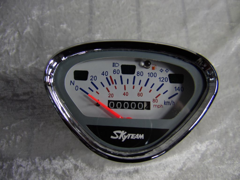 ​Tachometer Dax 140 km/h, mit Tankleuchte (für Tachowellenantrieb) mit weißen Ziffernblatt